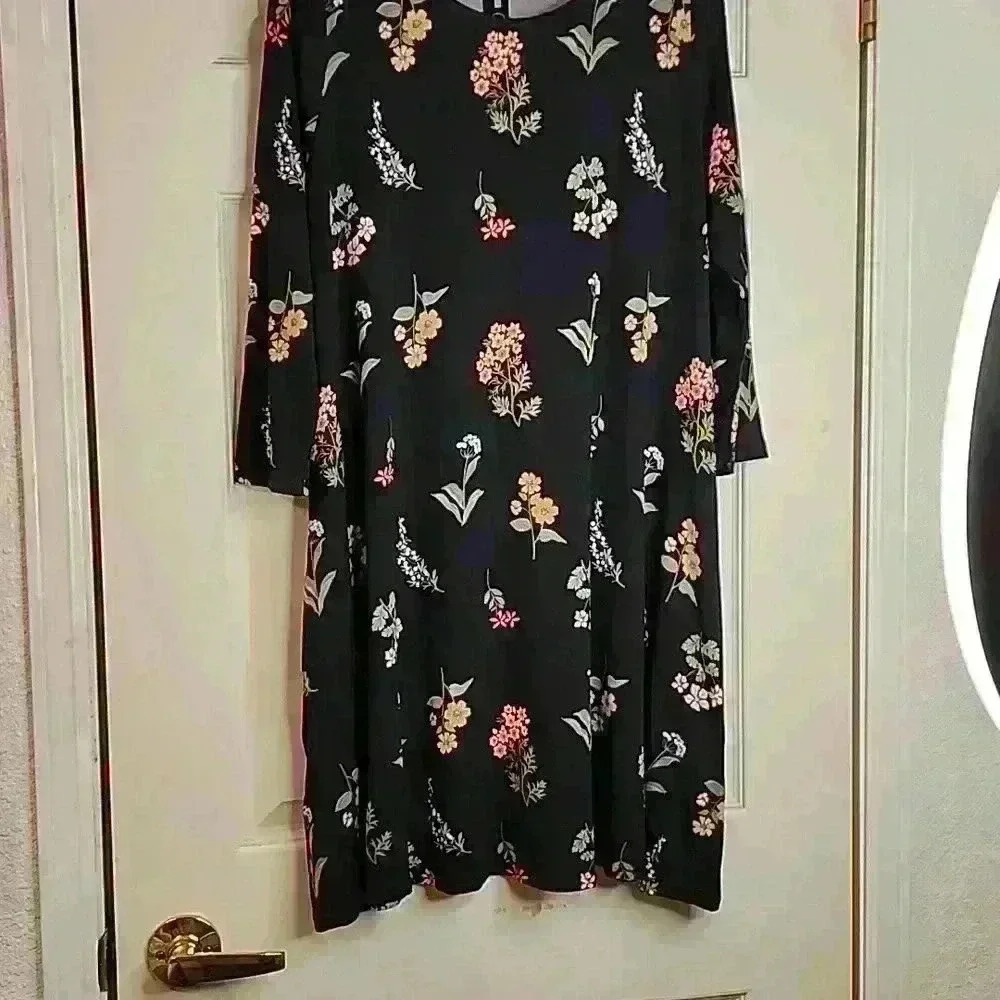 Agnes and Dora black floral dress - Picture 2 of 5